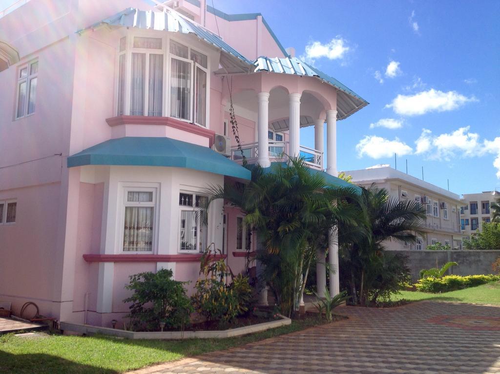 Fayruz Villa Is A 3 Bedroom, 3 Bathroom Detached House With Ac And Swimming Pool 5 Minutes Walk From Flic En Flac Public Beach 외부 사진