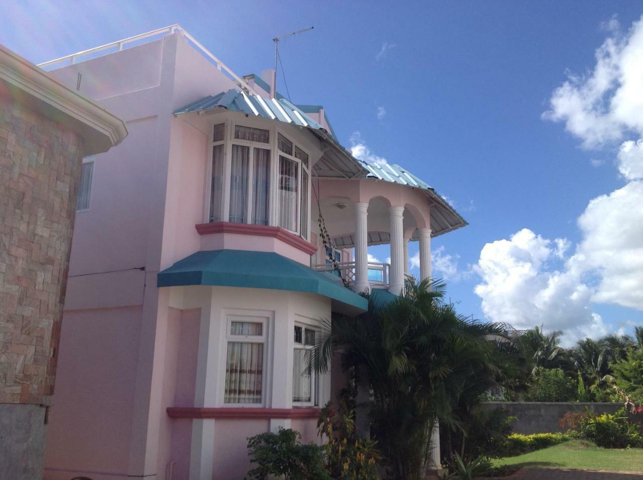 Fayruz Villa Is A 3 Bedroom, 3 Bathroom Detached House With Ac And Swimming Pool 5 Minutes Walk From Flic En Flac Public Beach 외부 사진