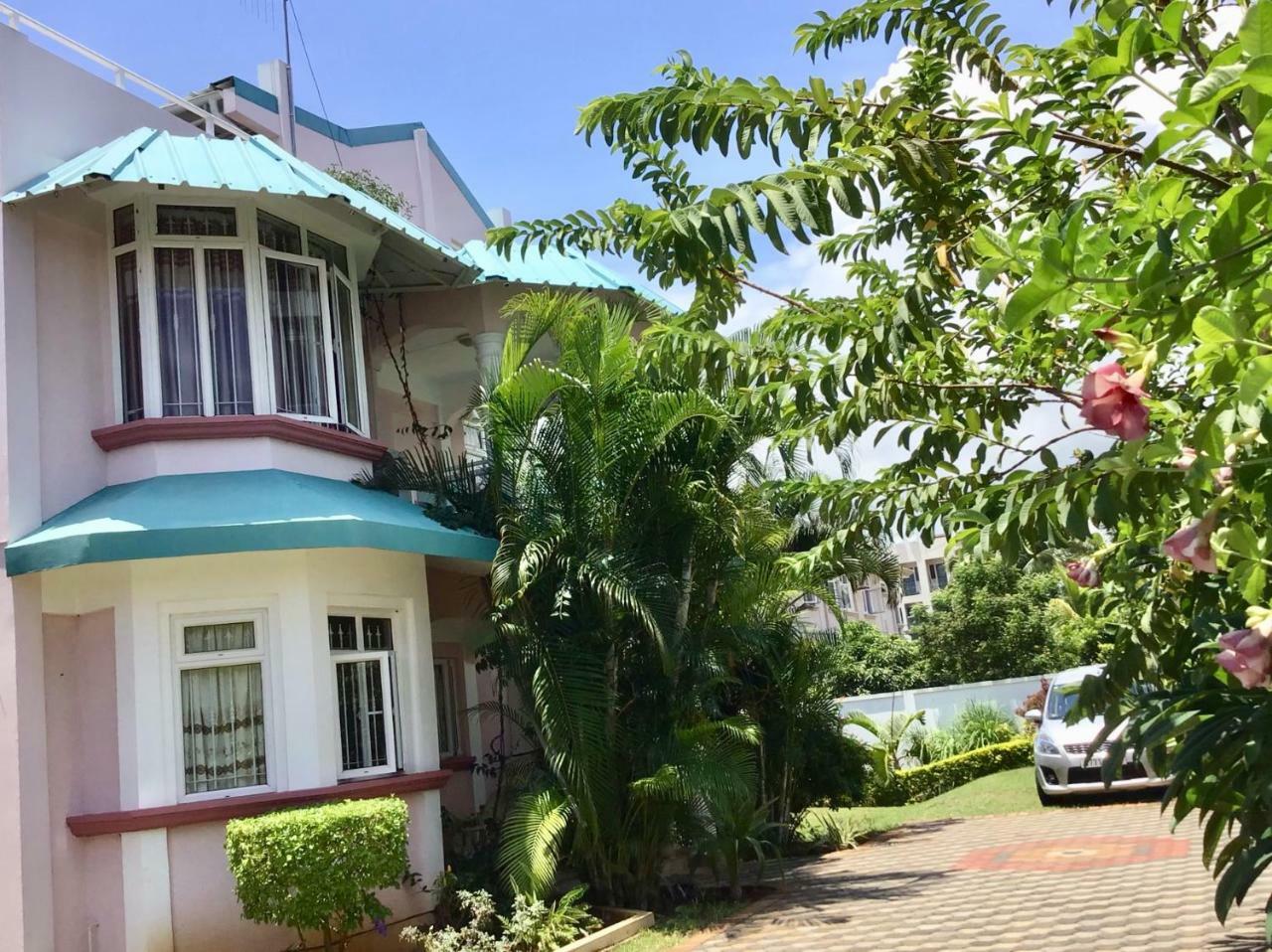 Fayruz Villa Is A 3 Bedroom, 3 Bathroom Detached House With Ac And Swimming Pool 5 Minutes Walk From Flic En Flac Public Beach 외부 사진