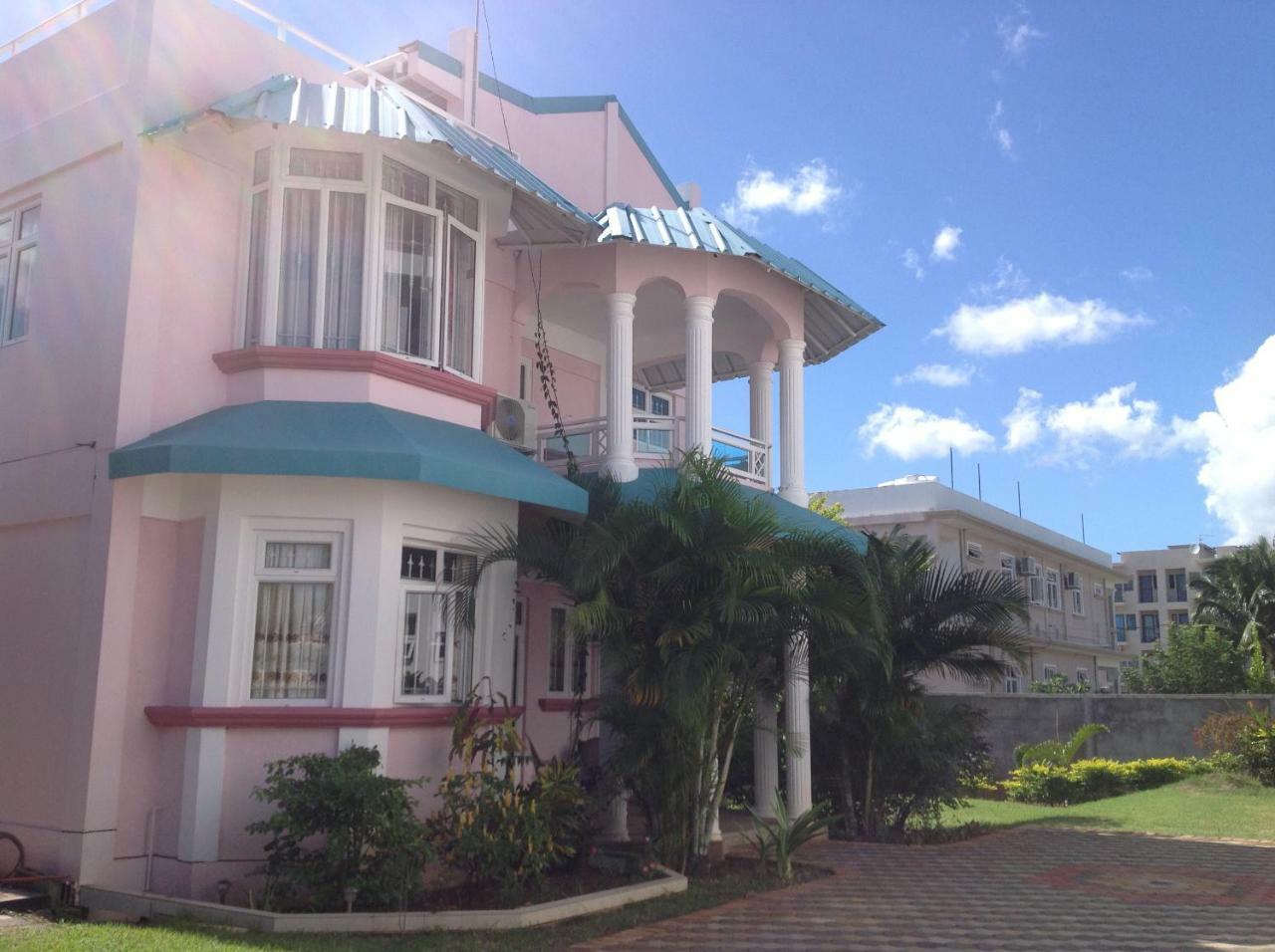 Fayruz Villa Is A 3 Bedroom, 3 Bathroom Detached House With Ac And Swimming Pool 5 Minutes Walk From Flic En Flac Public Beach 외부 사진