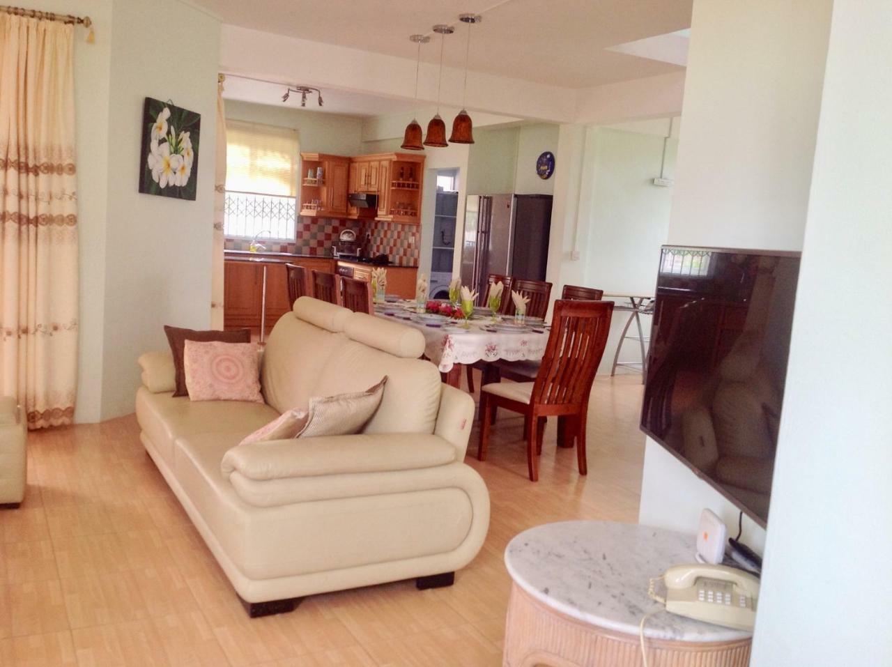 Fayruz Villa Is A 3 Bedroom, 3 Bathroom Detached House With Ac And Swimming Pool 5 Minutes Walk From Flic En Flac Public Beach 외부 사진