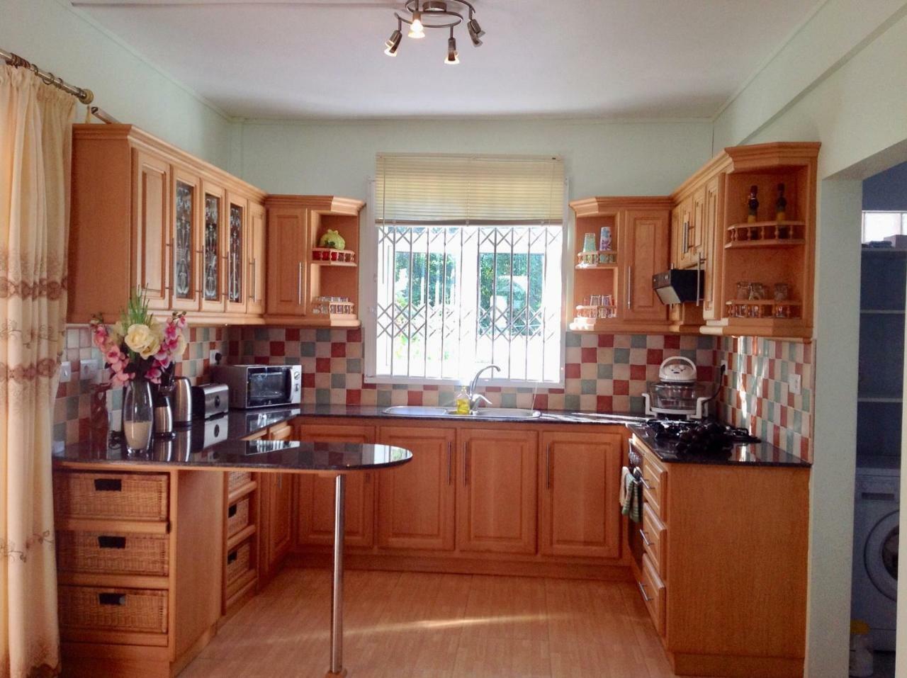 Fayruz Villa Is A 3 Bedroom, 3 Bathroom Detached House With Ac And Swimming Pool 5 Minutes Walk From Flic En Flac Public Beach 외부 사진