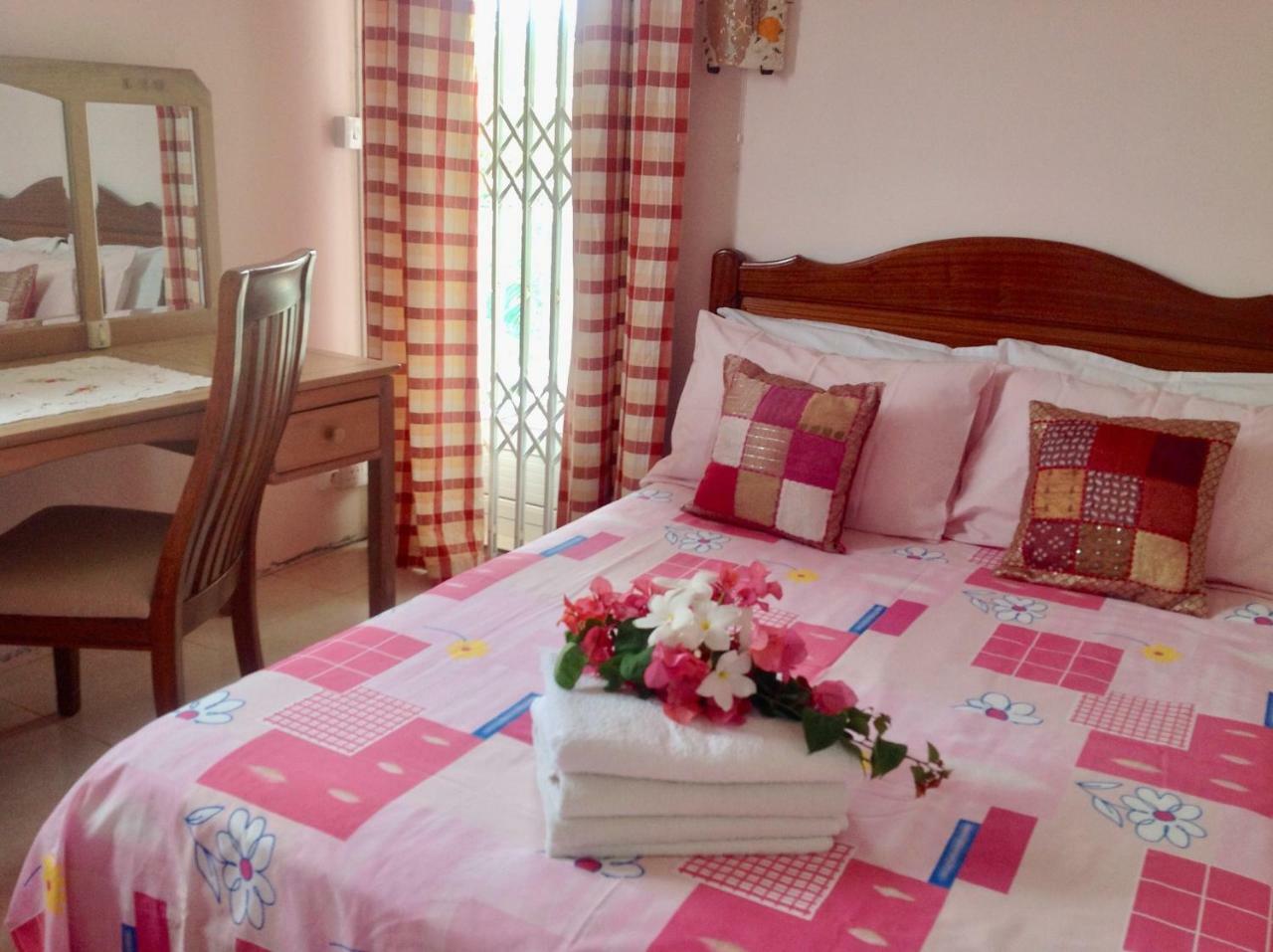 Fayruz Villa Is A 3 Bedroom, 3 Bathroom Detached House With Ac And Swimming Pool 5 Minutes Walk From Flic En Flac Public Beach 외부 사진